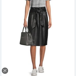 🦋2/$22 NWT Paper bag faux leather skirt